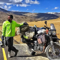 Dejó su trabajo para recorrer su país en moto trail. Un viaje épico de 140.000 kilómetros, una Royal Enfield y un involuntario récord mundial muy difícil de batir