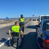 "Las ruedas de tu moto siempre serán mejor que las de una silla de ruedas". La campaña de la DGT pone a motoristas frente a accidentados en sillas de ruedas para concienciarlos 