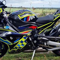 Patrullando en una BMW M 1000 RR y una Kawasaki H2. El garaje de más de 400 CV de la policía para pasárselo pipa poniendo multas