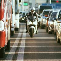 Un motorista quedó inválido por chocarse contra un tronco en mitad de la carretera. Ahora un juez ha condenado al Estado español a pagarle un pastizal 