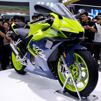 Parece una Kawasaki ZX-4RR, pero es una deportiva china más rápida y barata. Y encima te la regalan si ayudas en las pruebas