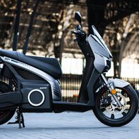 La Silence S01 Plus eléctrica añade mejores suspensiones, frenos y acabados a sus 133 km de autonomía, por 7.500 euros