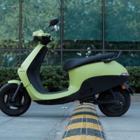 La primera moto autónoma ya es real. Es un scooter eléctrico que habla 22 idiomas, va a hacer la compra y se pone a 115 km/h