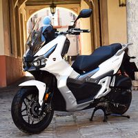 MH Motorhispania VR10. un scooter polivalente para el carnet de coche y 'Made in Spain', por 3.445 euros 