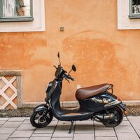 Este nuevo scooter eléctrico es de pago por uso, tiene hasta 120 km de autonomía y acaba de llegar a España 