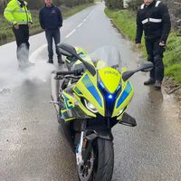 Patrullar con una BMW M 1000 RR. El lujo de la policía inglesa para perseguir cacos es una MotoGP de calle con 212 CV