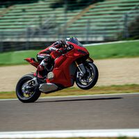 ¡Locura italiana! La nueva Ducati Panigale V4 es aún más afilada y más potente, pero pierde el basculante monobrazo