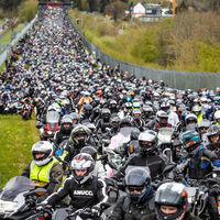 Meter 45.000 moteros en Nürburgring para batir un récord mundial es la locura más molona que vas a ver hoy