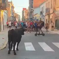 Correr un encierro en patinete eléctrico acaba en cogida, visita a los sanitarios y multa. No es broma; ha pasado en Valencia 