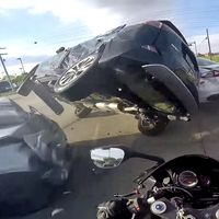 Suerte nivel: salir ileso de un accidente múltiple en el que la moto tenía todas las de perder