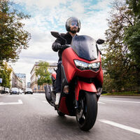 La Yamaha NMAX renueva su look para seguir siendo el popular scooter sin carnet, con los mismos 12 CV