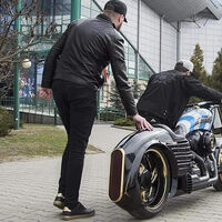 El garaje de motos de este Balón de Oro no es el más amplio, pero es épico. Sus dos motos valen más que un Porsche 911 GT3 