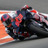 Maverick Viñales lidera en el prometedor estreno de Marc Márquez con Ducati y Pedro Acosta se cae en su debut