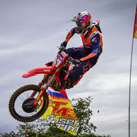 Tim Gajser mantiene el liderato tras ganar el MXGP de Europa y Jorge Prado termina noveno por una caída