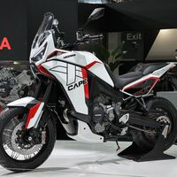 La Moto Morini X-Cape 1200 es una maxitrail con un motor V2 muy juguetón, cargada de chuches y estilazo dakariano