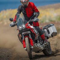 La nueva trail de Ducati se llama DesertX Discovery, viene armada hasta los dientes y su precio no es tan loco