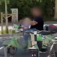 Una niña de cinco años sin casco conduce un scooter por Barcelona mientras su padre mira el móvil. Acaba detenido