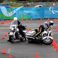 Si el carnet de moto te parecía difícil, alucina con los policías yanquis moviendo Harleys de 400 kilos. Y tienen un truco infalible