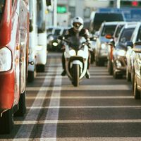 París acaba de prohibir algo básico que los españoles hacemos mucho en moto. Y quieren salir a quemar las calles