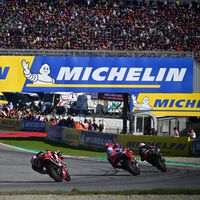 La improvisada carrera final de MotoGP en Barcelona tenía muchas papeletas para ser un desastre, pero el trabajo contrarreloj de Michelin lo evitó 