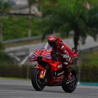 Pecco Bagnaia gana el primer duelo en Sepang, las Yamaha sorprenden con el motor nuevo y Marc Márquez roza el KO 