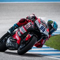 ¡Es leyenda! Adrián Huertas es el primer español campeón del mundo de Supersport pese a la victoria de Stefano Manzi 