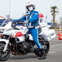 Los trucos de la policía japonesa para no pasar calor encima de la moto son épicos. Toma buena nota, porque viven en 2050