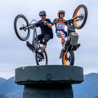 ¡Festival de acrobacias! Toni Bou compite en este vídeo con su Montesa de trial contra una bici de montaña