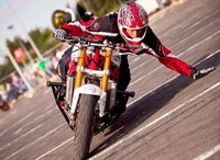 Rafal Pasierbek; el stuntman que baila sobre la moto.