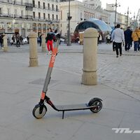 Viendo a estos tres individuos en patinete por los túneles de la M-30 es normal que Madrid decida limitar su número 