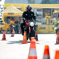 Menos pista y más carretera. La DGT va a dar más peso al tráfico real en el nuevo carnet de moto, y ya era hora