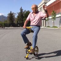 No, no ha salido de 'Los Simpson. Esta bicicleta con pinta de peligrosa es un invento real de un jubilado de 74 años 