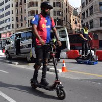 El nuevo invento de la policía valenciana es el terror de los patinetes eléctricos, y también el fin de muchos. Y el vídeo asusta 