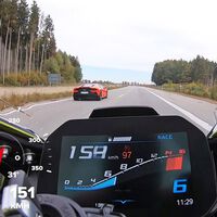 Una BMW M 1000 RR se pica con un Lamborghini Huracan a 300 km/h en la autovía. Pista: no los pueden multar