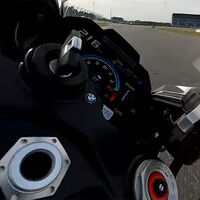 ¡Brutal! Troy Corser doma los 212 CV de la endemoniada BMW M 1000 RR y la pone al límite en circuito