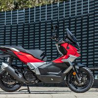 El nuevo Voge SR1 ADV más que un scooter parece una moto SUV para el carnet de coche por menos de 3.000 euros