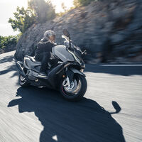 Al Yamaha TMAX le ha salido competencia: el Kymco AK 550 Premium llega a España, vale 2000 euros menos y viene preparado hasta arriba