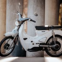 Parece una Honda Super Cub, pero no: es un nuevo scooter eléctrico y pinta retro que cuesta menos de 2.500 euros 