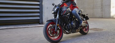 Probamos la Yamaha MT-07: una equilibrada moto naked para el carnet A2 que acierta con el (controvertido) cambio estético