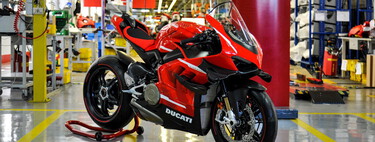 Así fabrica Ducati su superbike más cara. 88 minutos y 115.000 euros de puro placer artesanal italiano 