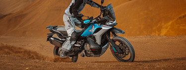 Voge lo está petando con la 900DSX gracias a BMW. Su nueva rival trail es la CFMoto 800 MT-X, y es como una KTM pero china, y barata