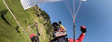 Un motero muy colgado hace parapente extremo con su moto y está al borde de la tragedia. Pero acaba como un campeón
