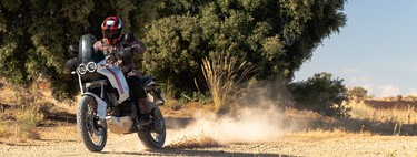 Probamos la Ducati DesertX: una trail de aventura divertida, ambiciosa y con rollazo dakariano