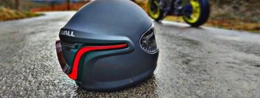 Cascos de moto en el suelo. El lenguaje no verbal de los motoristas que más vale conocer y que te obligará a parar