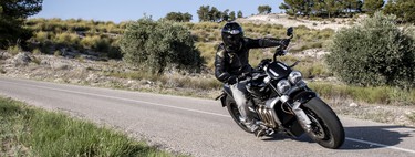 Probamos la Triumph Rocket 3 R Chrome: un cohete tan brillante y tan exagerado que se vuelve adictivo