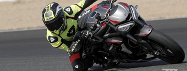 Probamos la Triumph Street Triple RS: 123 CV y 166 kg de moto naked apta para carretera y tandas