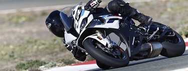 Probamos la BMW S 1000 RR: una superdeportiva de 210 CV con alma de carreras, pero con un punto razonable