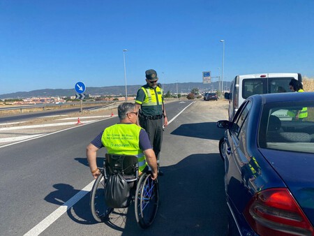 "Las ruedas de tu moto siempre serán mejor que las de una silla de ruedas". La campaña de la DGT pone a motoristas frente a accidentados en sillas de ruedas para concienciarlos 