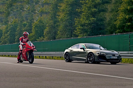 ¿Puede ganar una Ducati Panigale V4 a un Audi eléctrico de 1000 CV?