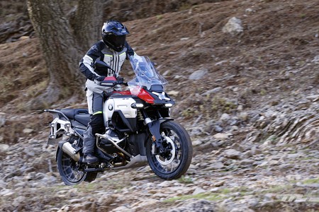 Probamos la BMW R 1300 GS Adventure: la bestia que devora kilómetros dentro y fuera de la carretera es más exagerada que nunca